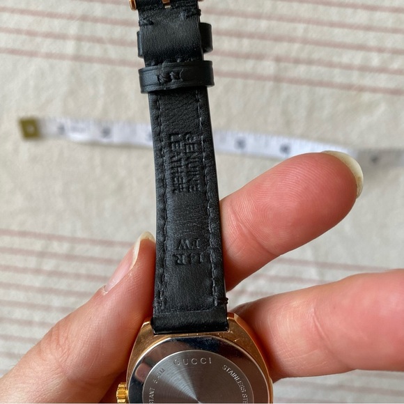 Authentic Gucci GG2570 Women’s Watch - 29 mm Gold and Black - Picture 5 of 10
